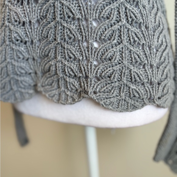 Cachè Luxe Gray Open Knit  Scalloped Sweater Size Snall - Picture 5 of 14